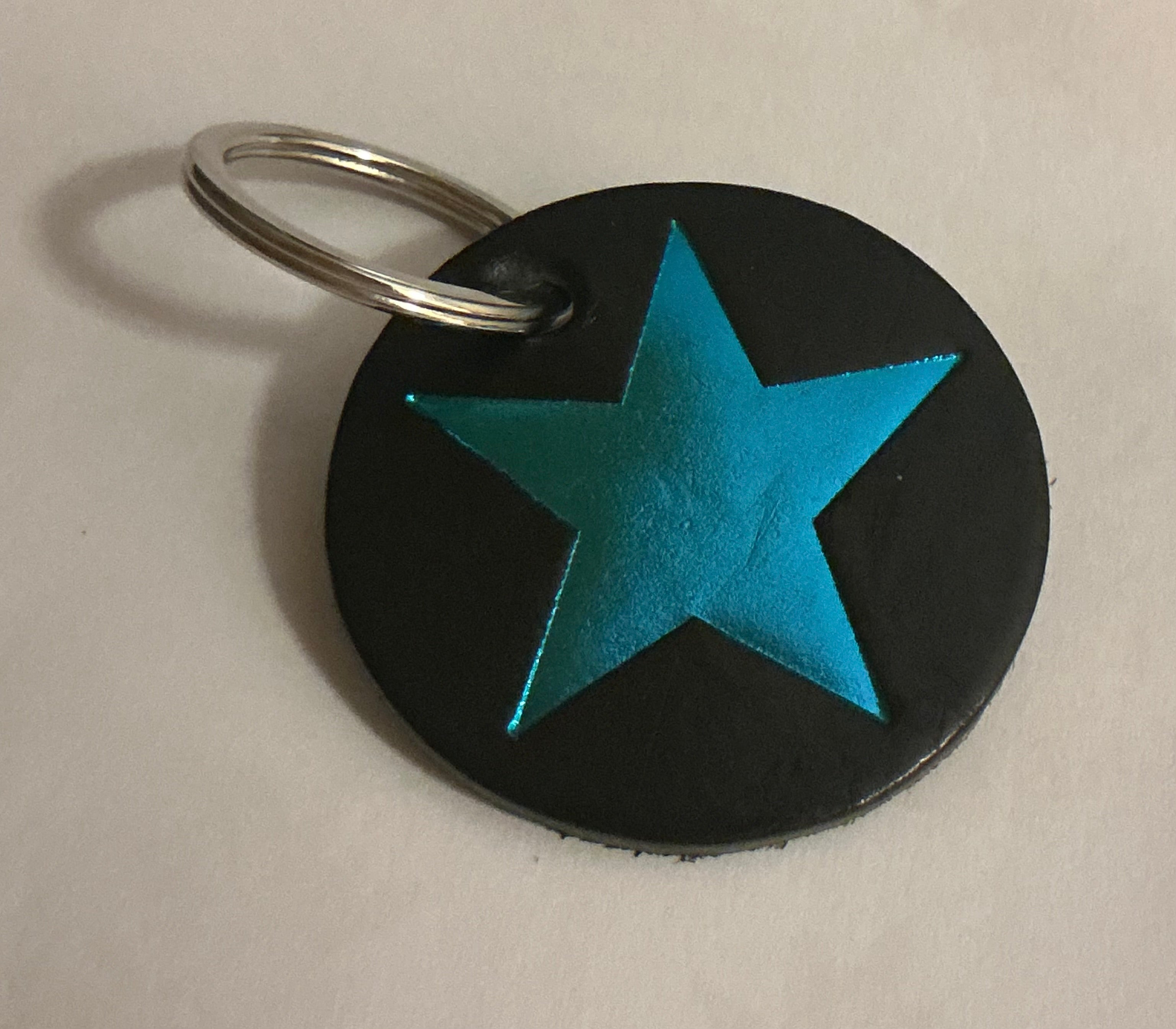 Leather key ring with turquoise metallic star